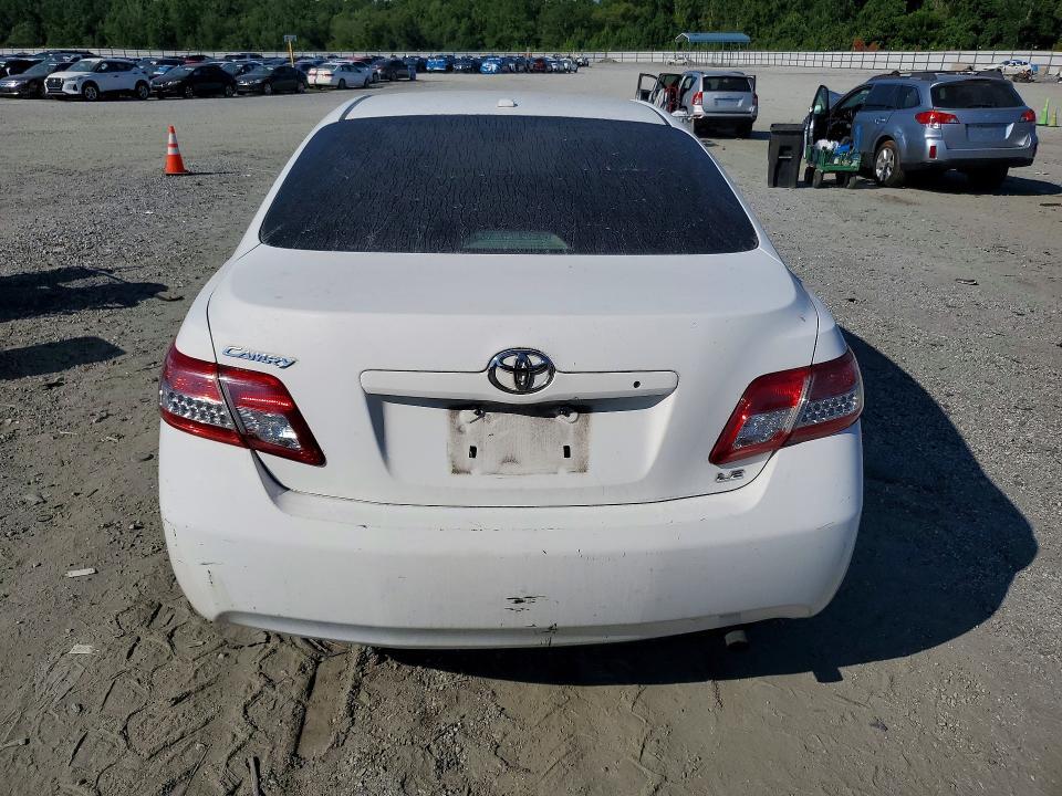2010 TOYOTA CAMRY LE — Фото 6 из 12