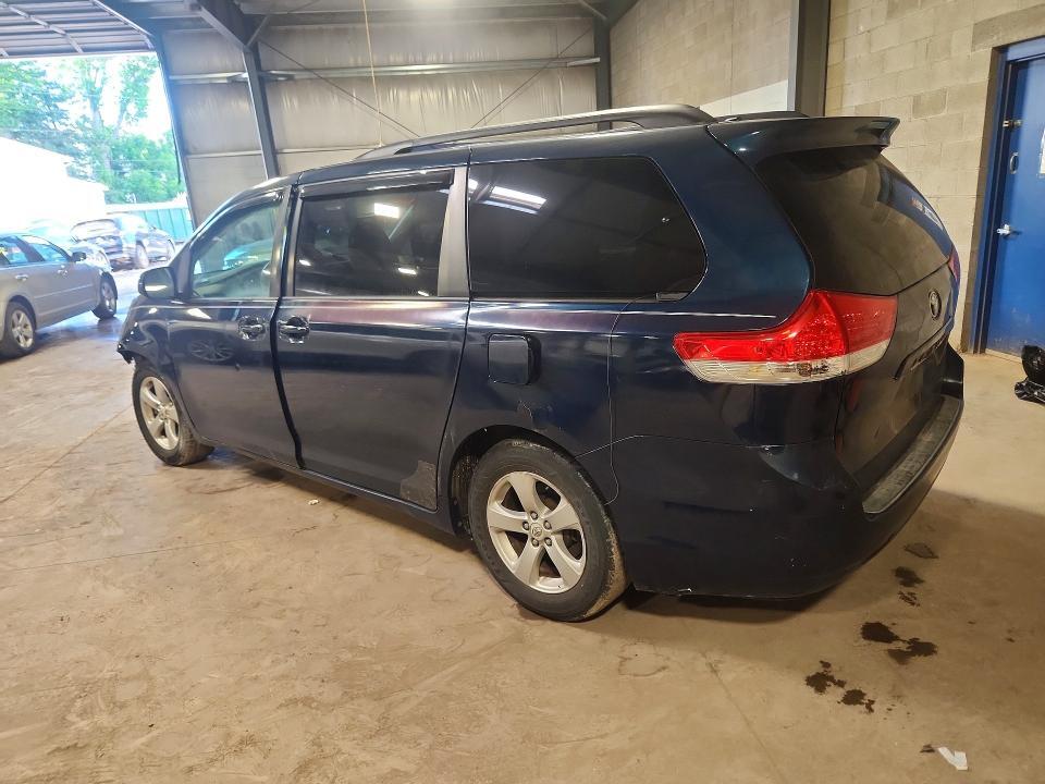 2011 TOYOTA SIENNA LE — Фото 2 из 13