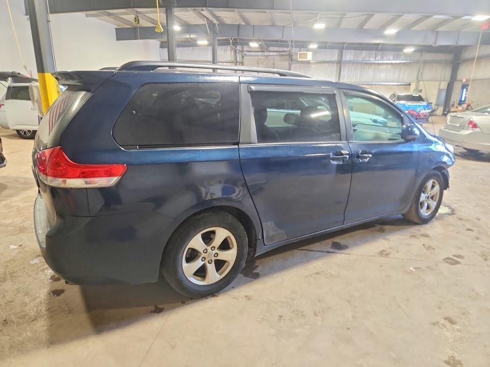 2011 TOYOTA SIENNA LE — Фото 3 из 13