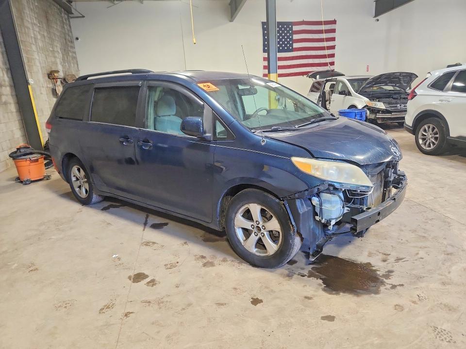 2011 TOYOTA SIENNA LE — Фото 4 из 13