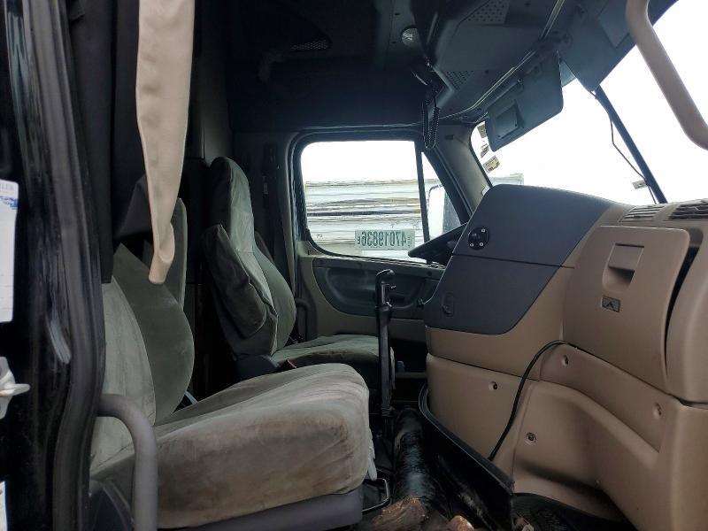 3AKJGLDR1HDHL8141 2017 FREIGHTLINER CASCADIA photo no. 5