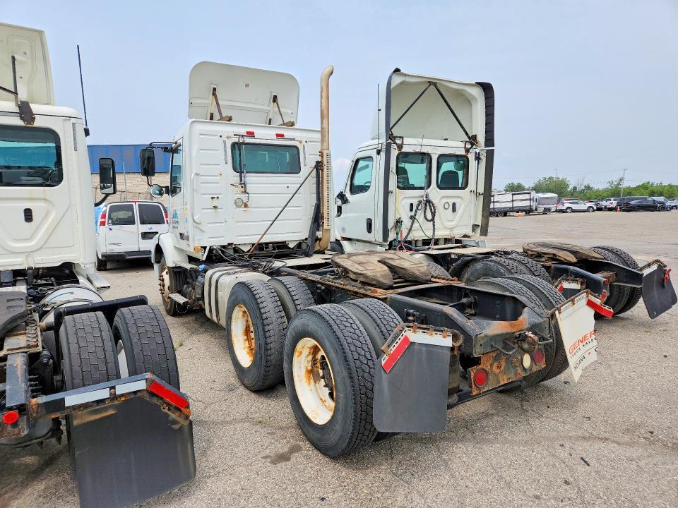 2013 VOLVO VNM SEMI TRUCK — Фото 2 из 12