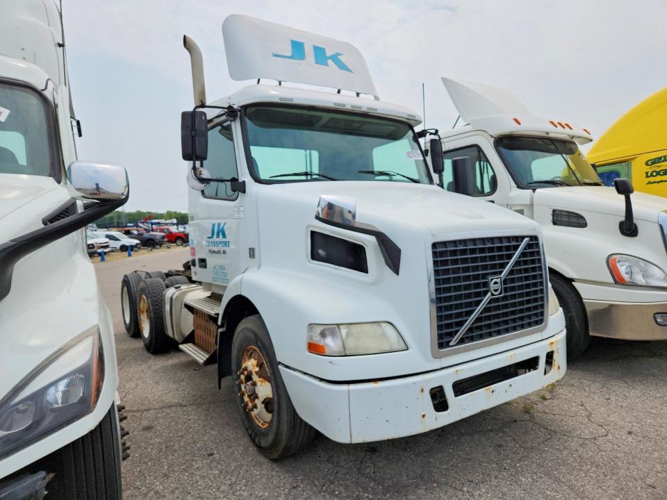 2013 VOLVO VNM SEMI TRUCK — Фото 4 из 12