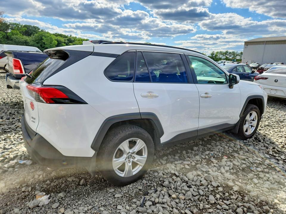 2021 TOYOTA RAV4 XLE — Фото 3 из 13