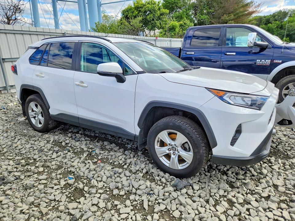 2021 TOYOTA RAV4 XLE — Фото 4 из 13