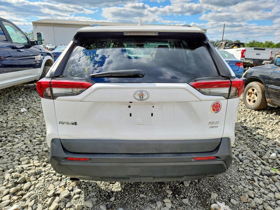 2021 TOYOTA RAV4 XLE — Фото 6 из 13