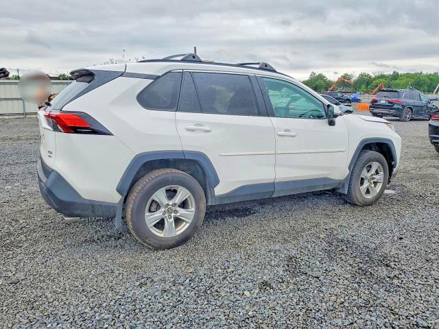 2021 TOYOTA RAV4 XLE — Фото 3 из 13
