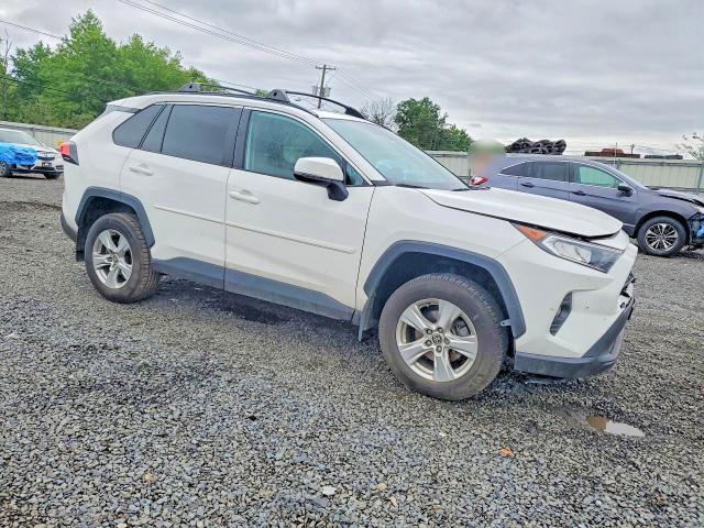2021 TOYOTA RAV4 XLE — Фото 4 из 13