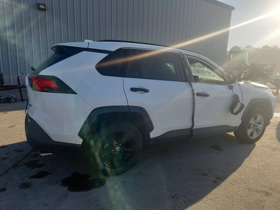 2021 TOYOTA RAV4 XLE — Фото 3 из 13