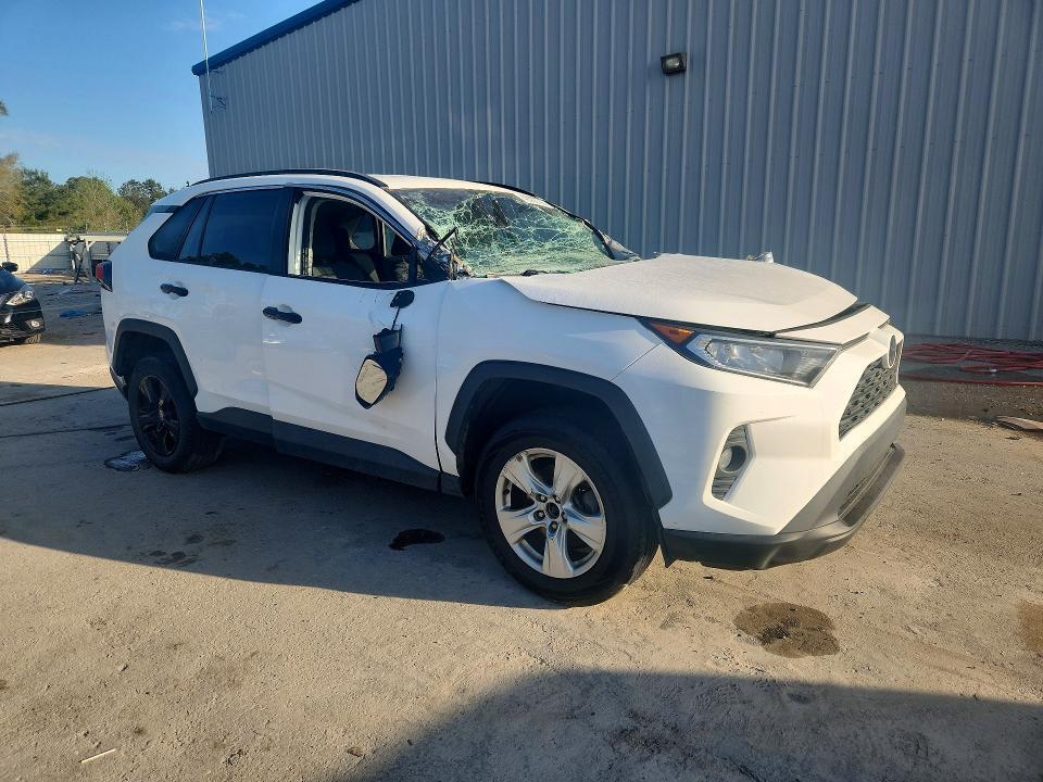 2021 TOYOTA RAV4 XLE — Фото 4 из 13