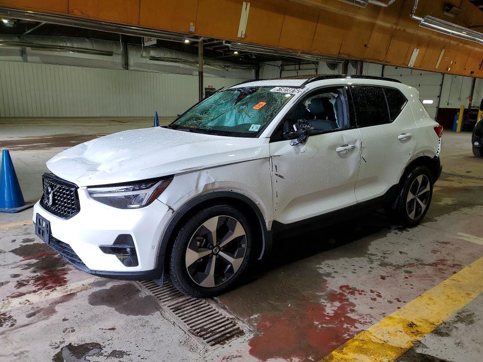 2026 VOLVO XC40