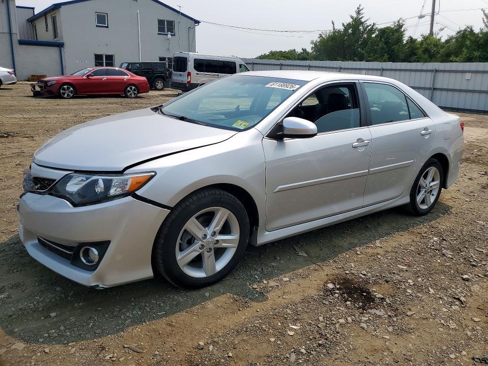 2014 TOYOTA CAMRY SE