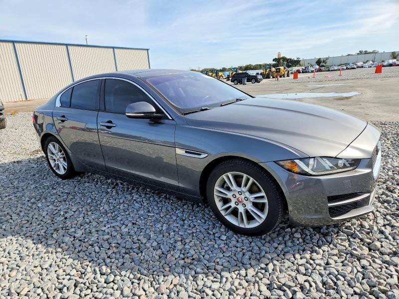 2017 JAGUAR XE PREMIUM — Фото 4 из 12
