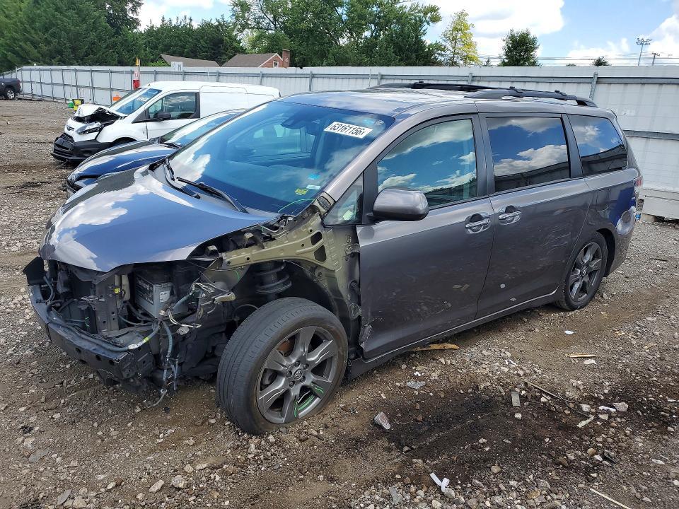 2018 TOYOTA SIENNA SE PREMIUM 8-PASSENGER