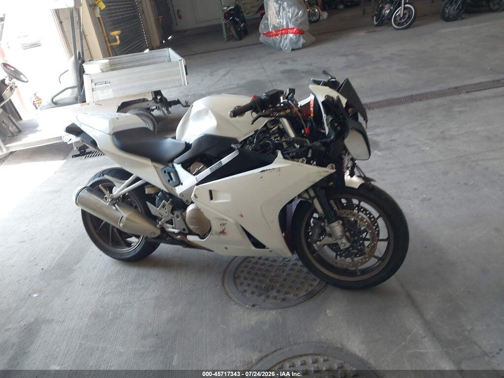 JH2RC7958FK100258 2015 HONDA VFR800 photo no. 12