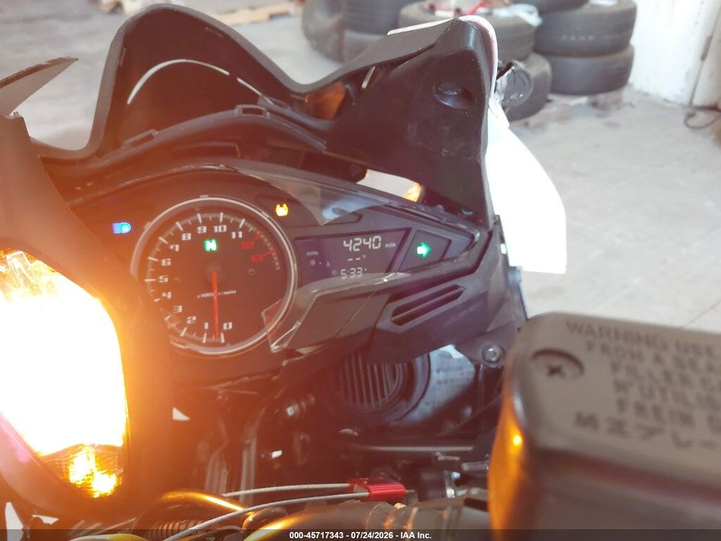 JH2RC7958FK100258 2015 HONDA VFR800 photo no. 7