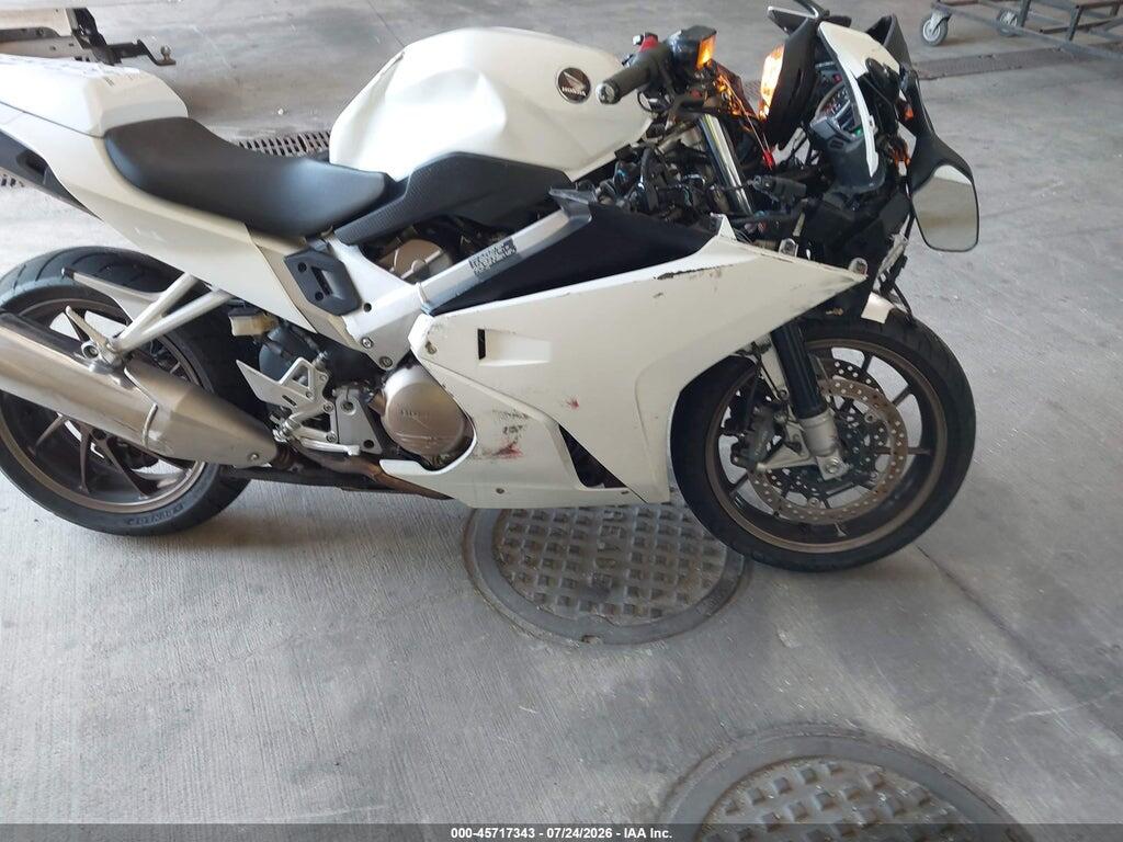 JH2RC7958FK100258 2015 HONDA VFR800 photo no. 8