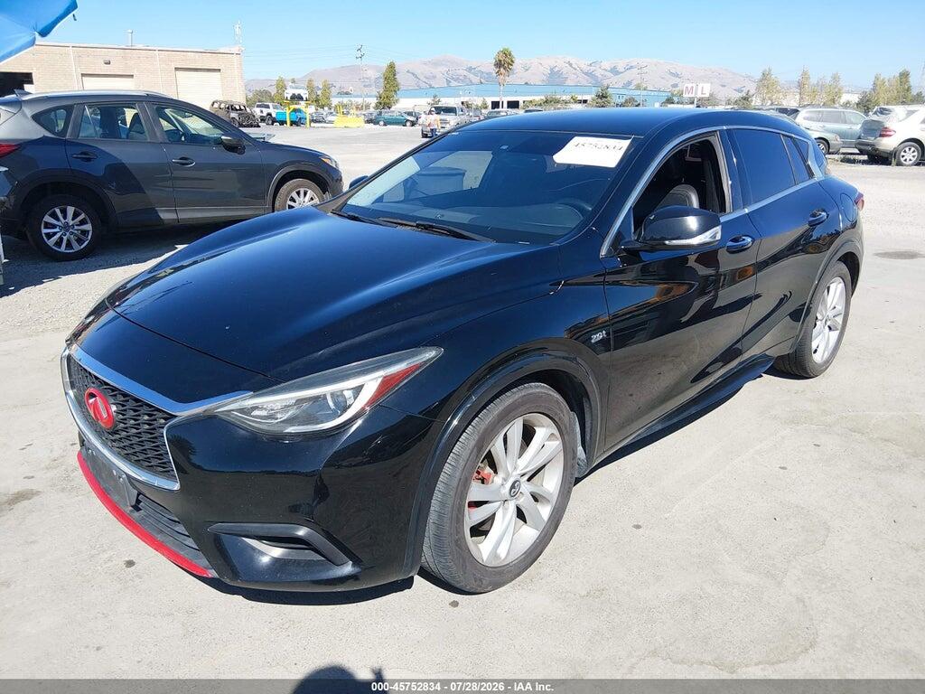 SJKCH5CP2JA056977 2018 INFINITI QX30 photo no. 2
