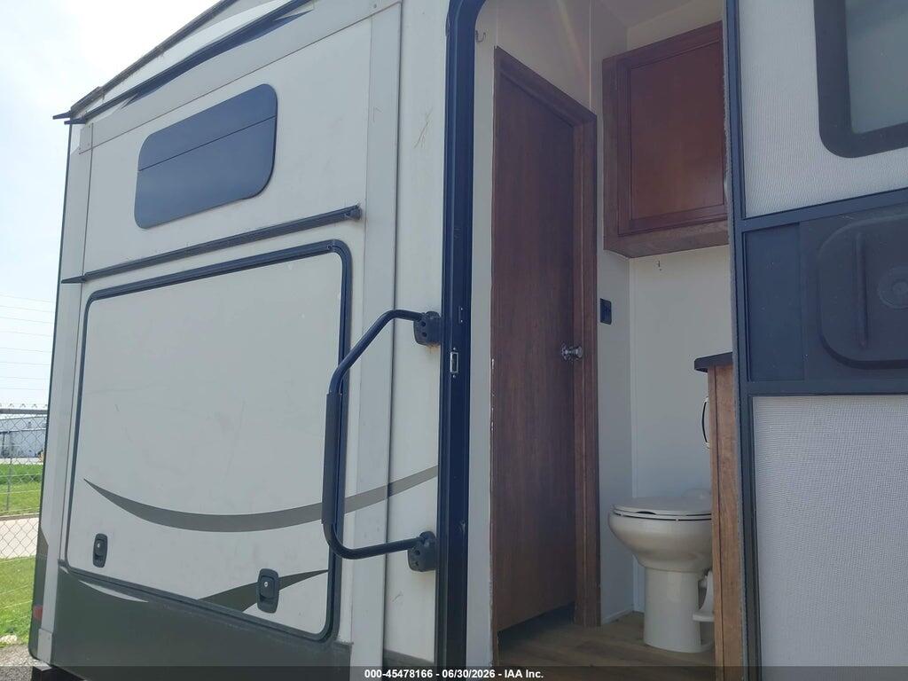 4YDF35627FA740801 2015 KEYSTONE MONTANA photo no. 12