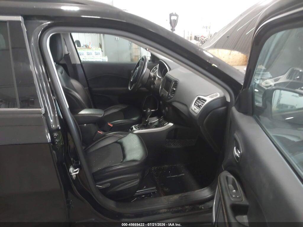 3C4NJDBB1KT800689 2019 JEEP COMPASS photo no. 5