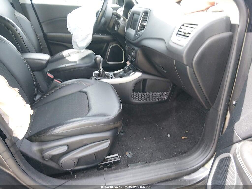 3C4NJDBB5KT827975 2019 JEEP COMPASS photo no. 5
