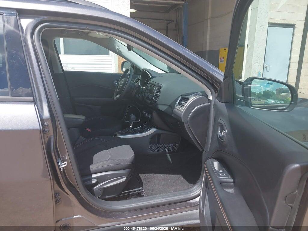 3C4NJDAB8JT392238 2018 JEEP COMPASS photo no. 5