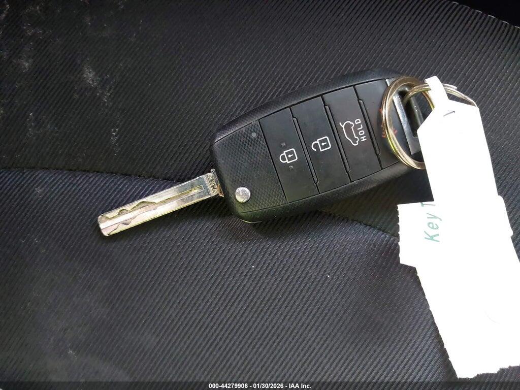KNDJP3A5XK7634017 2019 KIA SOUL photo no. 11