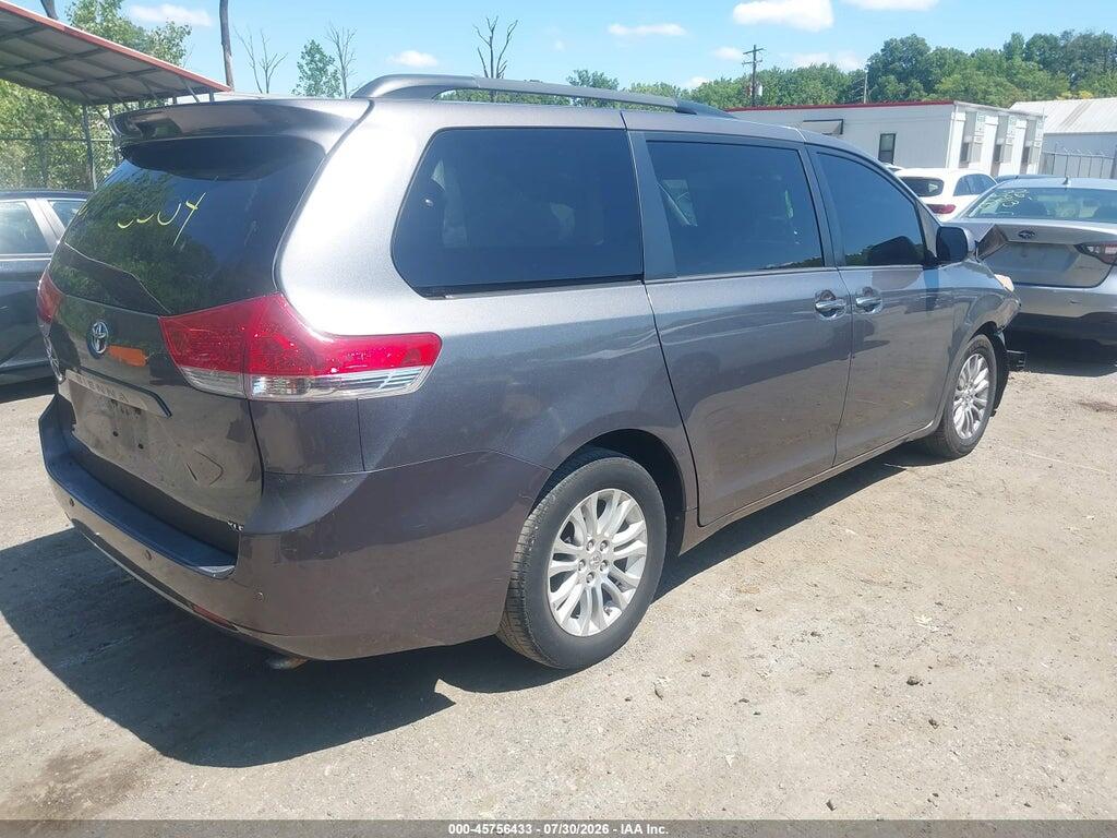 5TDYK3DC8DS325484 2013 TOYOTA SIENNA photo no. 4