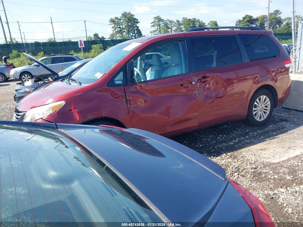 5TDYK3DC1DS305836 2013 TOYOTA SIENNA photo no. 2