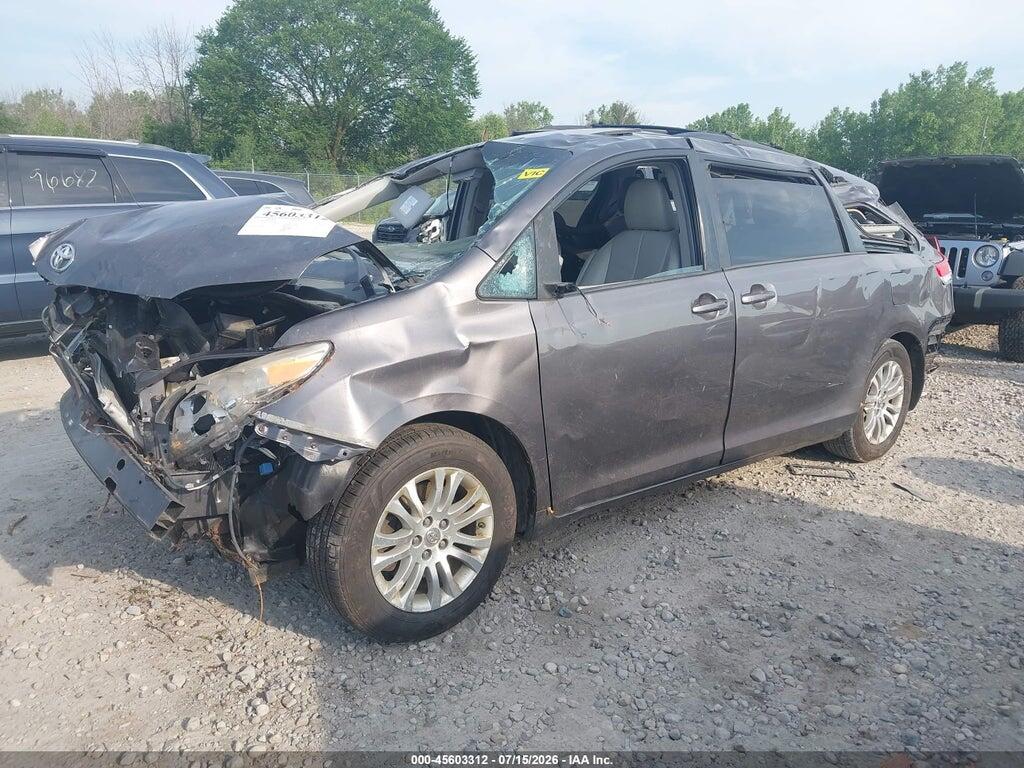 5TDYK3DC8DS360915 2013 TOYOTA SIENNA photo no. 2
