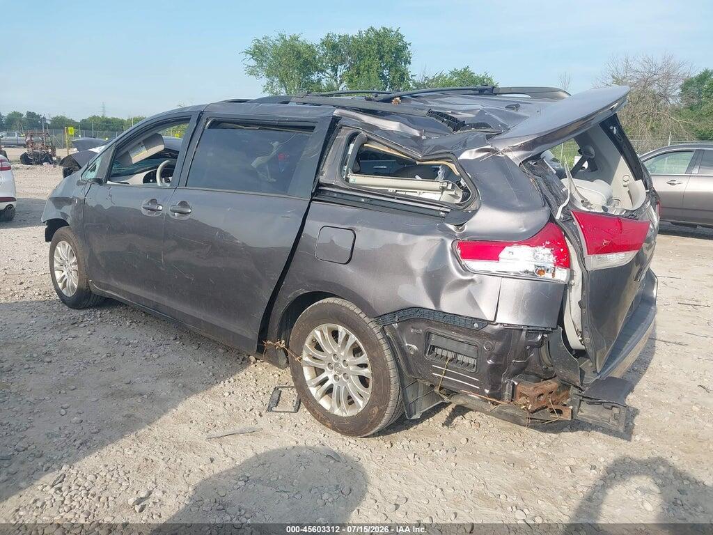 5TDYK3DC8DS360915 2013 TOYOTA SIENNA photo no. 3