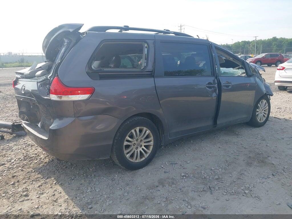 5TDYK3DC8DS360915 2013 TOYOTA SIENNA photo no. 4