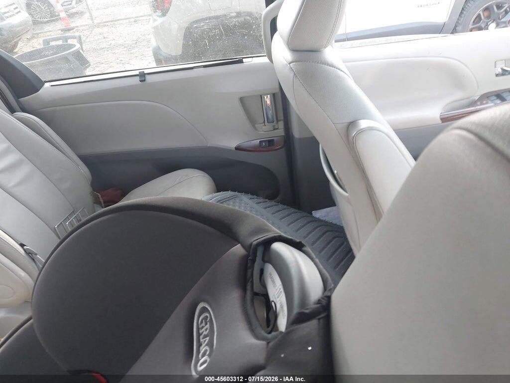 5TDYK3DC8DS360915 2013 TOYOTA SIENNA photo no. 8