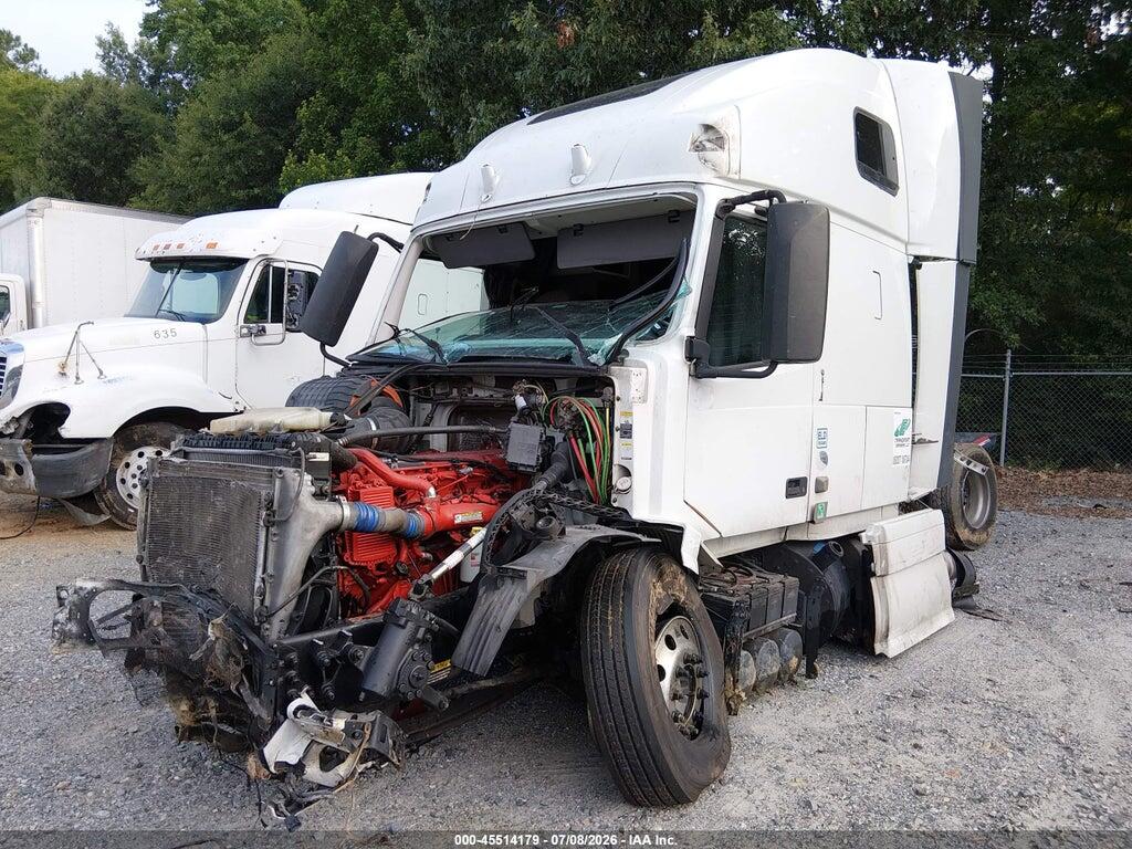 4V4NC9TH4DN566615 2013 VOLVO VN photo no. 2