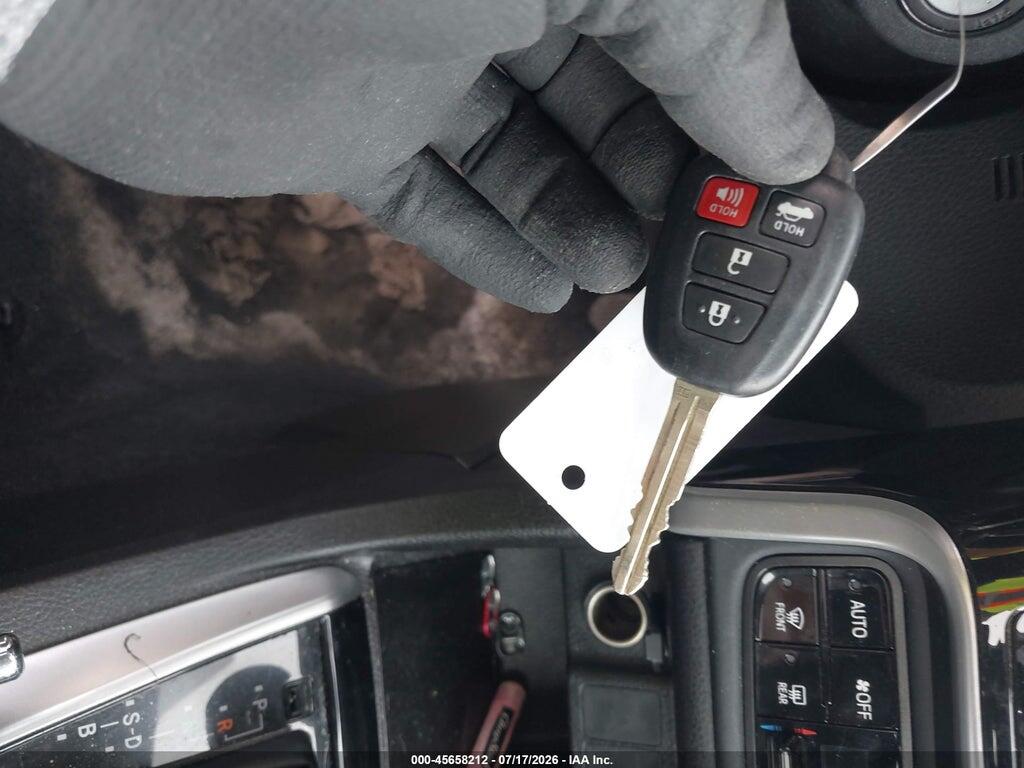 5YFBURHE8JP744647 2018 TOYOTA COROLLA photo no. 11