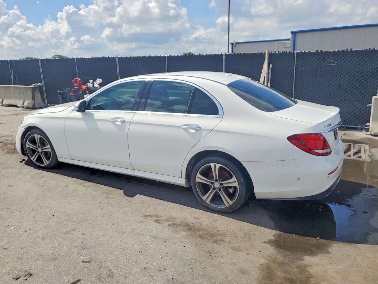 2017 MERCEDES-BENZ E 300 — Фото 2 из 12