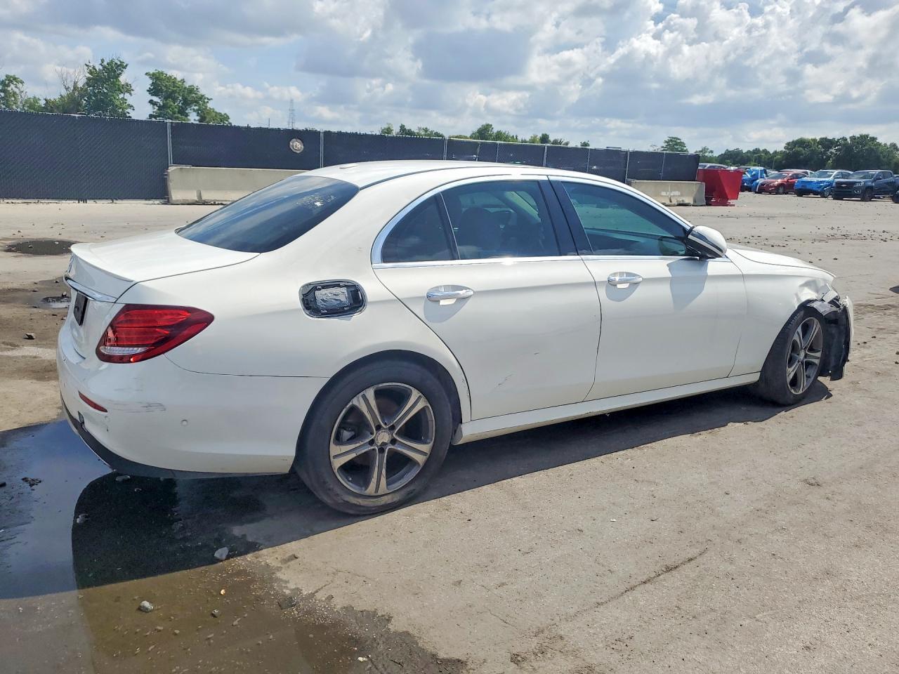 2017 MERCEDES-BENZ E 300 — Фото 3 из 12