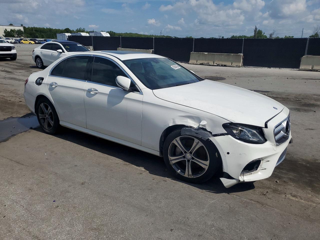 2017 MERCEDES-BENZ E 300 — Фото 4 из 12