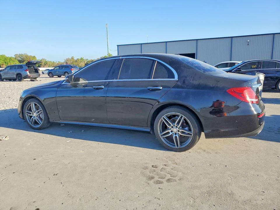 2017 MERCEDES-BENZ E 300 — Фото 2 из 12
