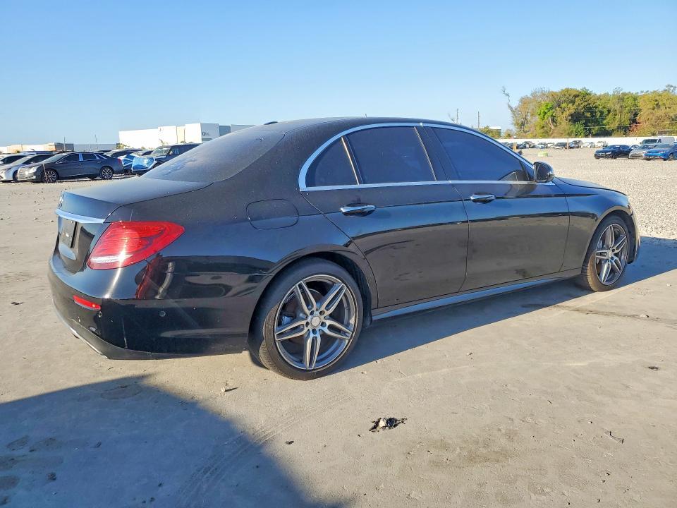 2017 MERCEDES-BENZ E 300 — Фото 3 из 12