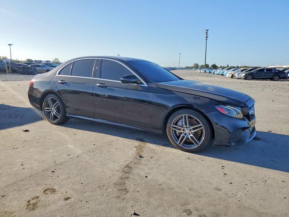 2017 MERCEDES-BENZ E 300 — Фото 4 из 12