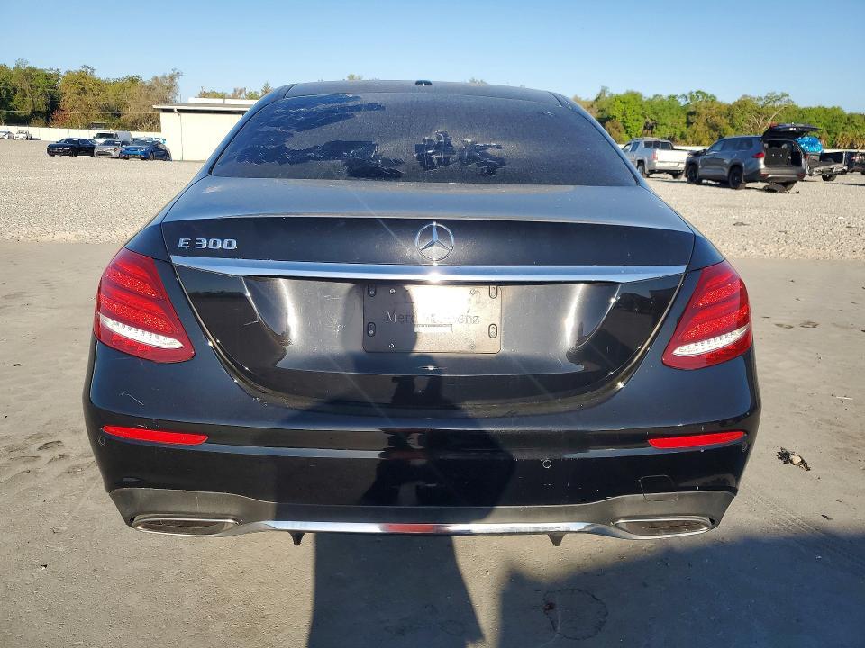 2017 MERCEDES-BENZ E 300 — Фото 6 из 12