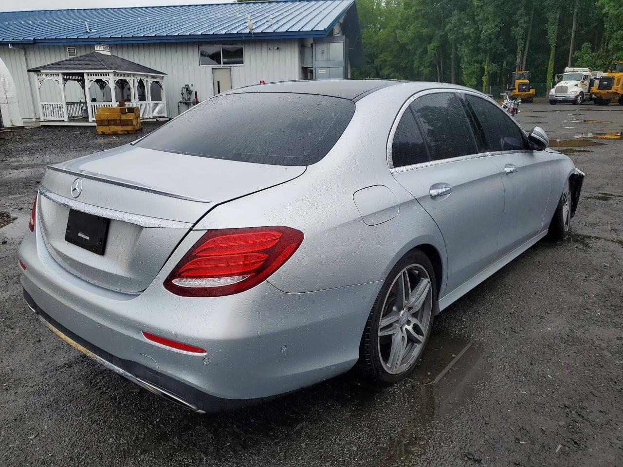 2017 MERCEDES-BENZ E 300 — Фото 3 из 12