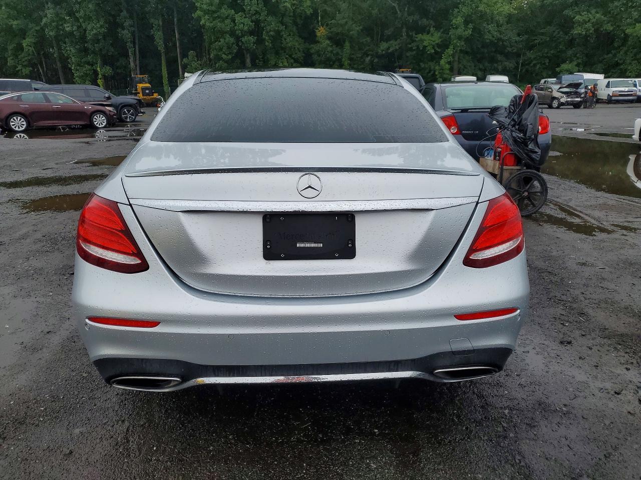 2017 MERCEDES-BENZ E 300 — Фото 6 из 12