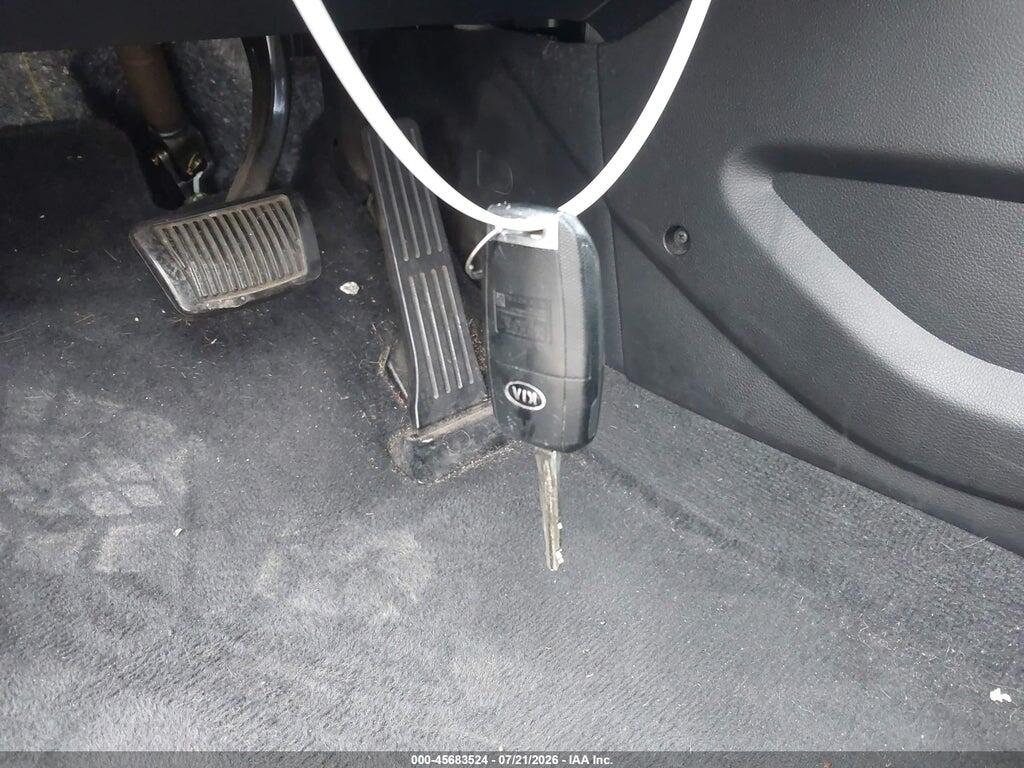 3KPFK4A74HE133337 2017 KIA FORTE photo no. 11