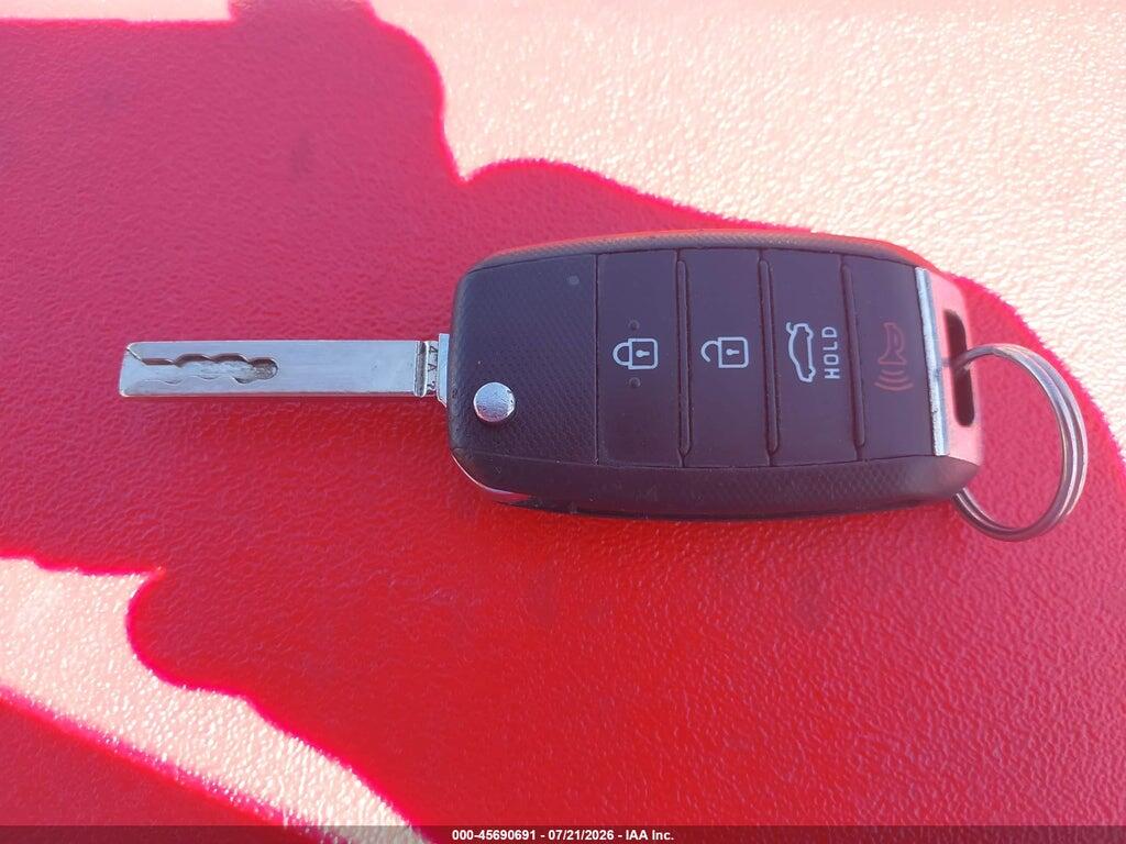 5XXGT4L30HG143432 2017 KIA OPTIMA photo no. 11