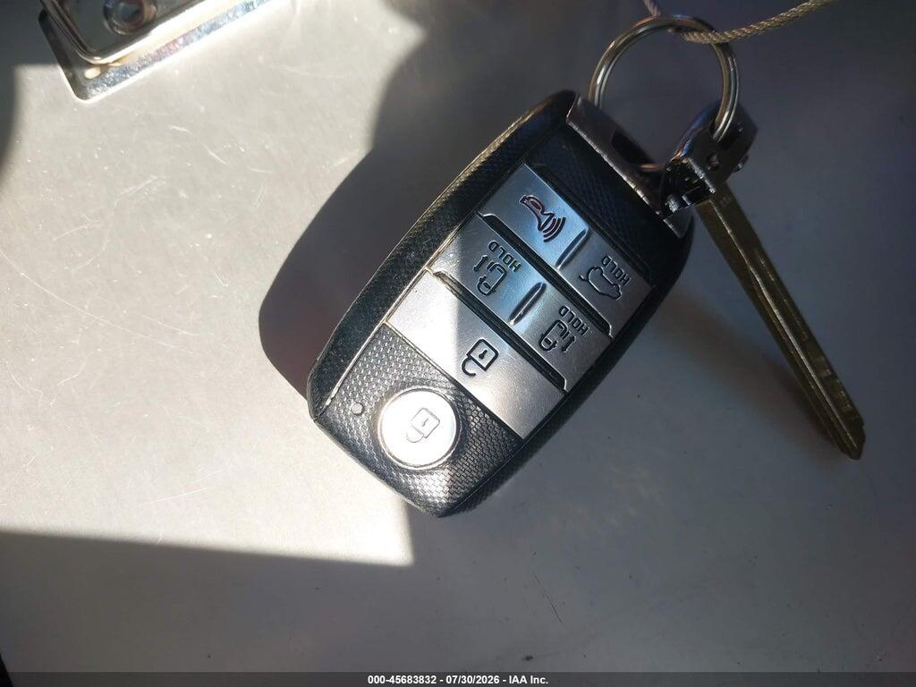 KNDMB5C11H6247923 2017 KIA SEDONA photo no. 11