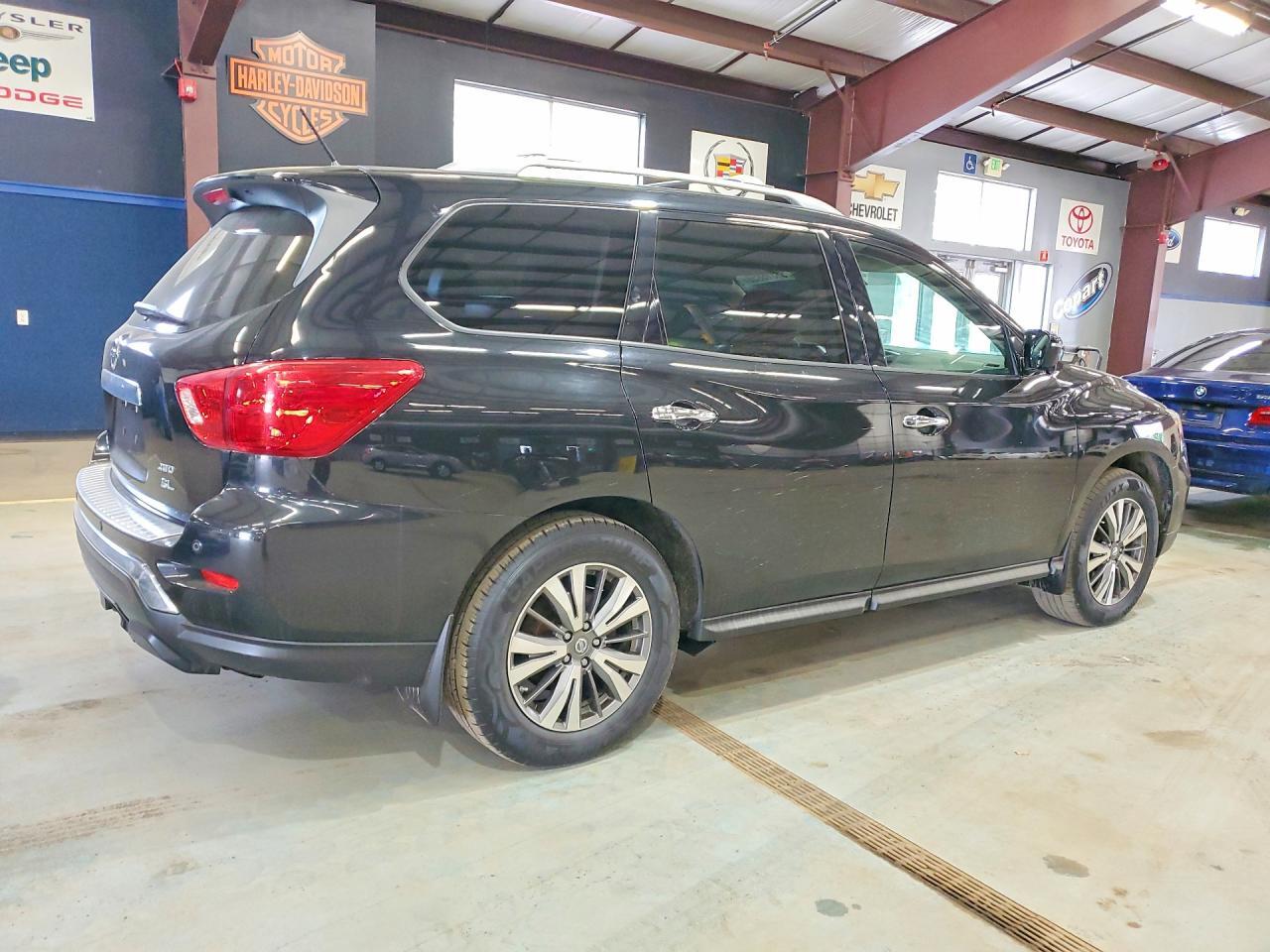 2017 NISSAN PATHFINDER SL — Фото 3 из 13