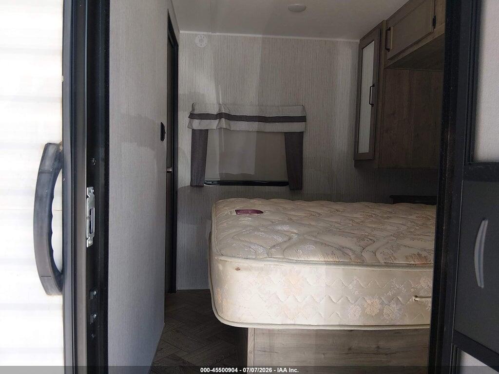 5ZT2PUSB0M4009014 2021 KEYSTONE RV PALOMINO PUMA 27RLSS TRAVEL TRAILER photo no. 5