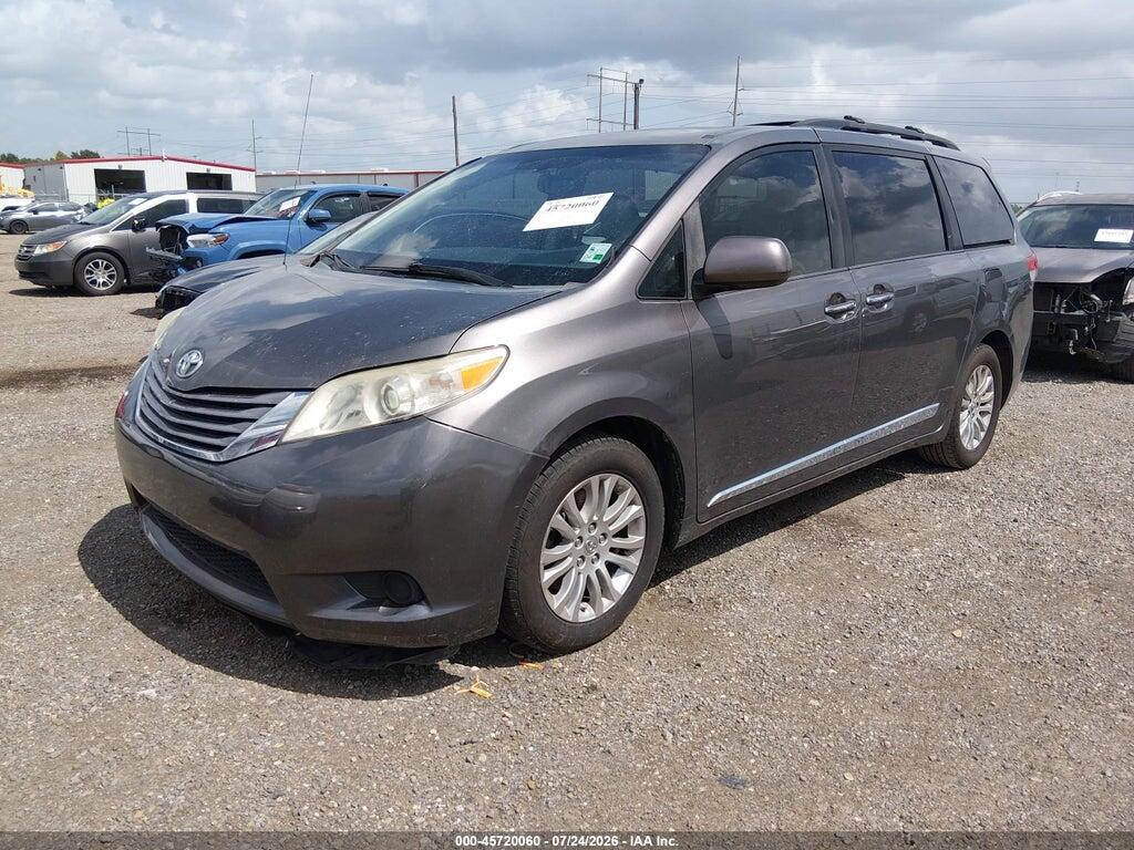 5TDYK3DC2ES426859 2014 TOYOTA SIENNA photo no. 2